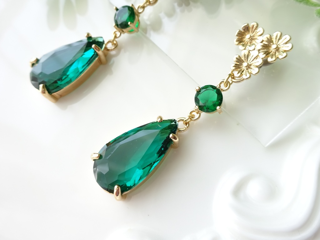 ダークグリーンガーデンピアス(イヤリングOK)