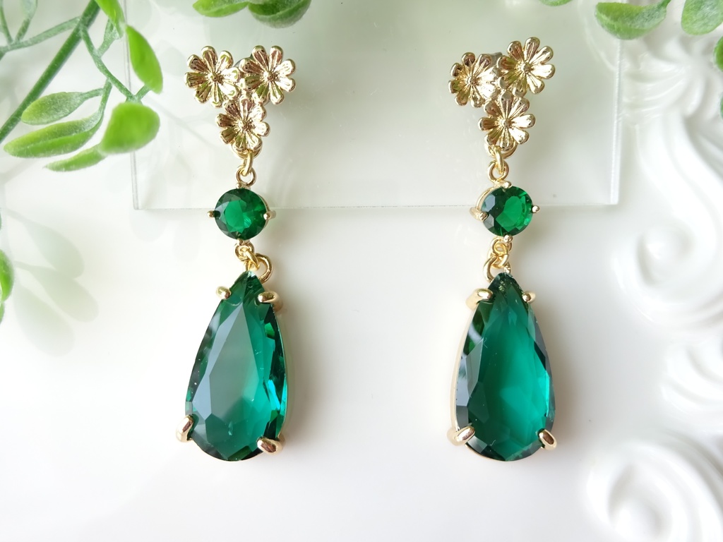 ダークグリーンガーデンピアス(イヤリングOK)