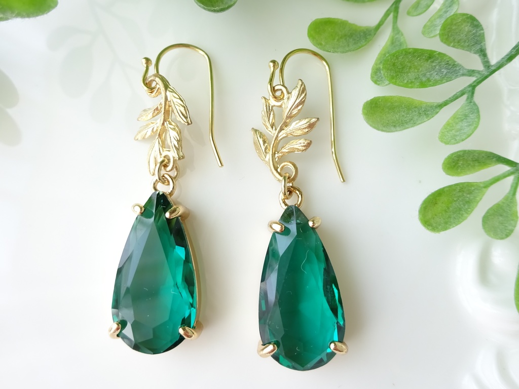 ダークグリーンリーフピアス(イヤリングOK)