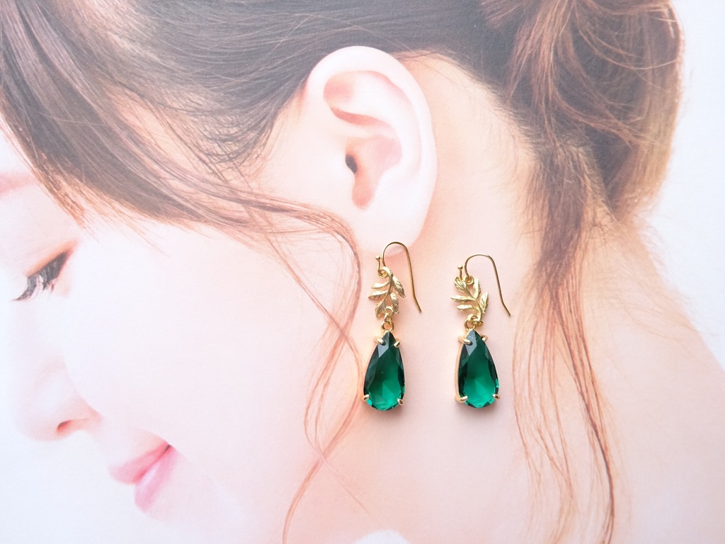 ダークグリーンリーフピアス(イヤリングOK)
