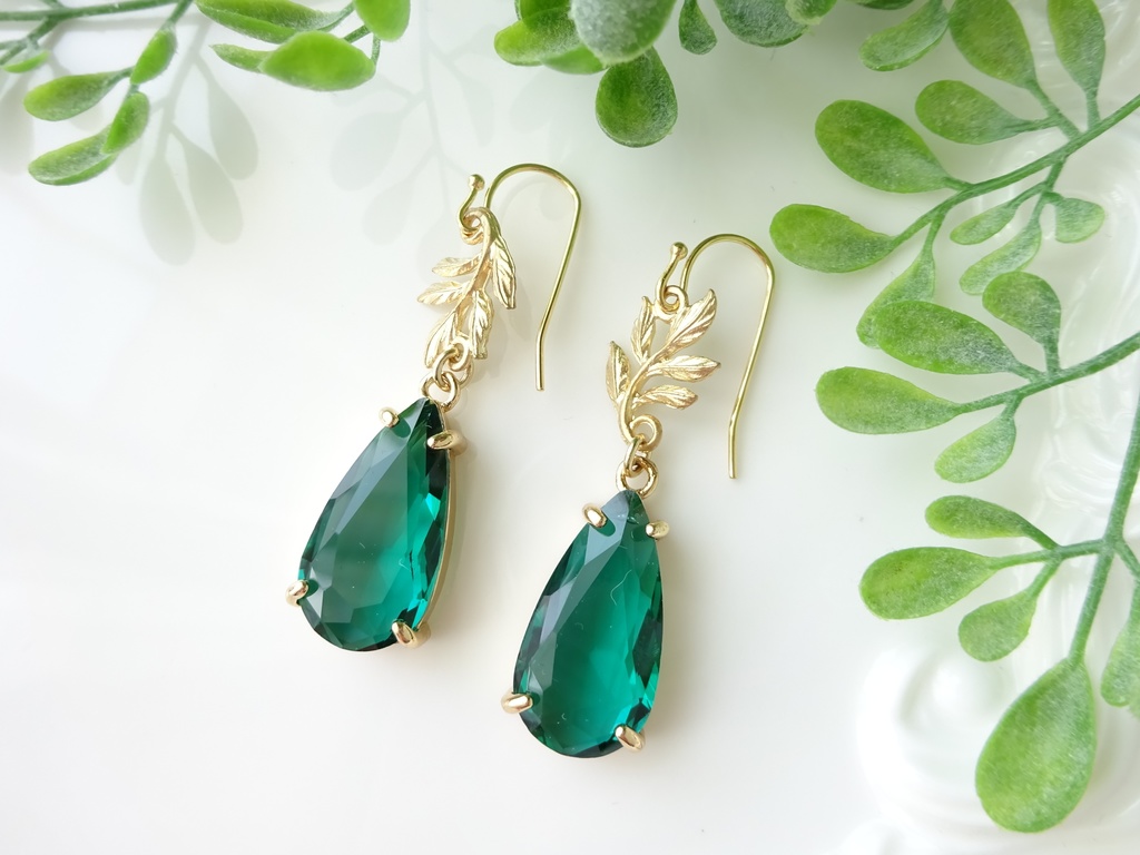 ダークグリーンリーフピアス(イヤリングOK)