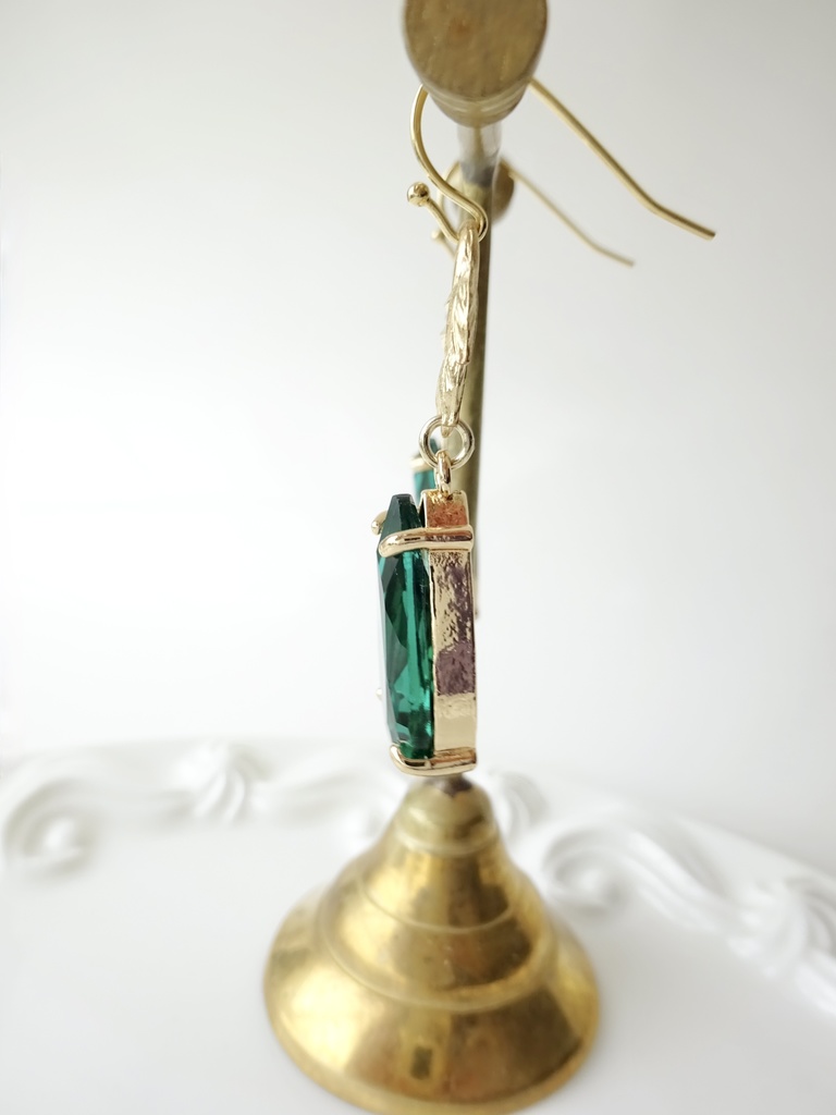 ダークグリーンリーフピアス(イヤリングOK)