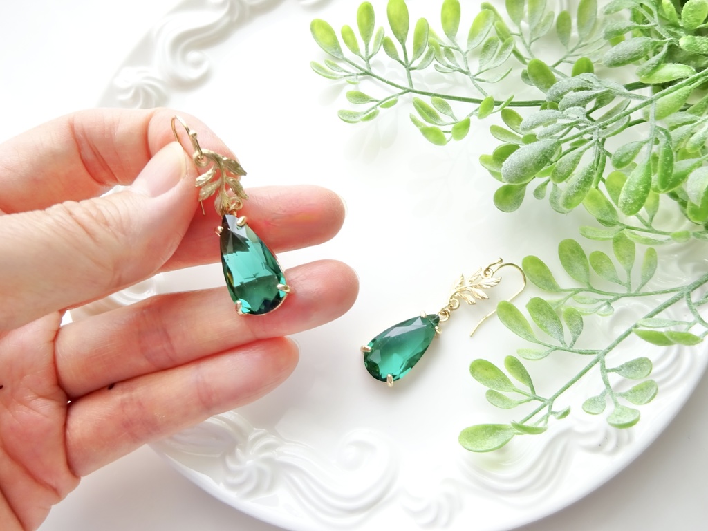 ダークグリーンリーフピアス(イヤリングOK)