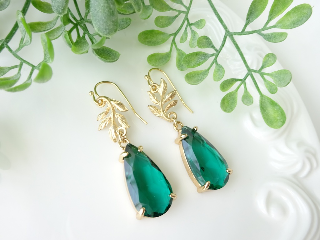 ダークグリーンリーフピアス(イヤリングOK)