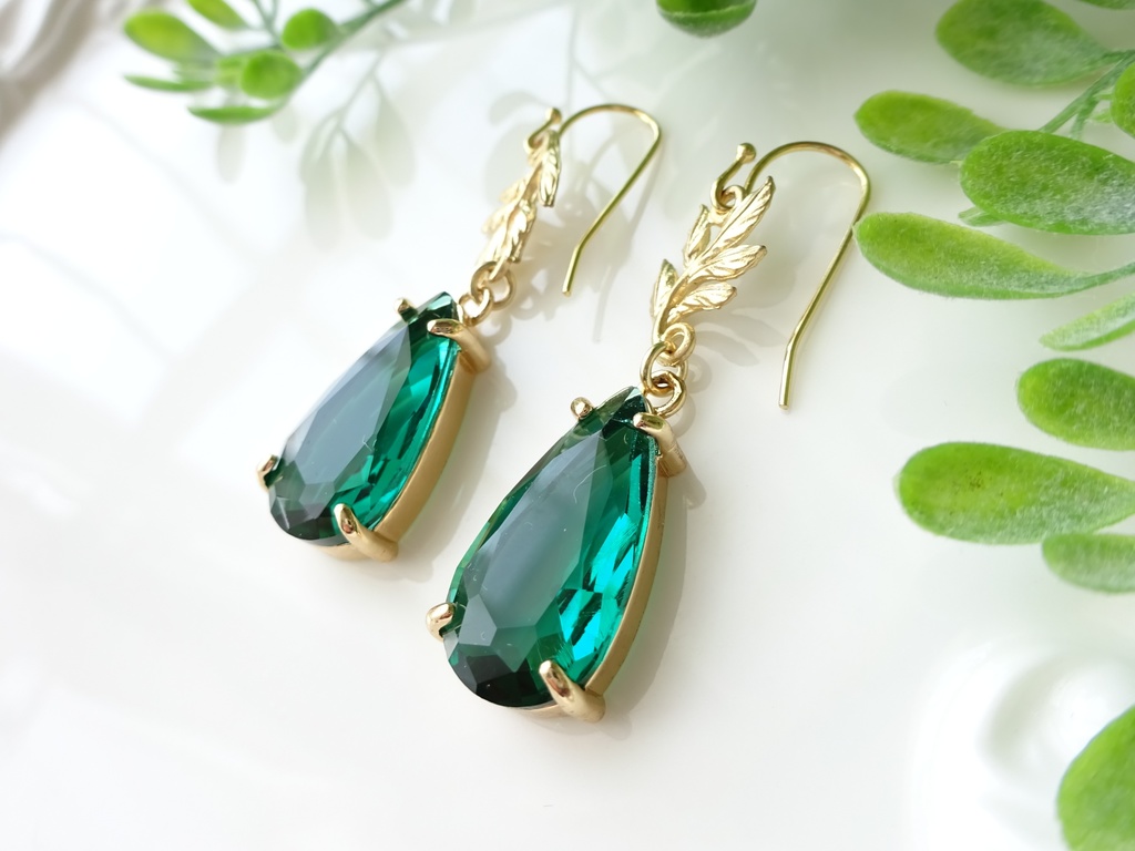 ダークグリーンリーフピアス(イヤリングOK)