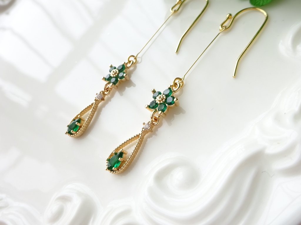 プチフラワードロップピアス・グリーン(イヤリングOK)