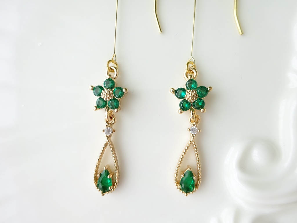 プチフラワードロップピアス・グリーン(イヤリングOK)