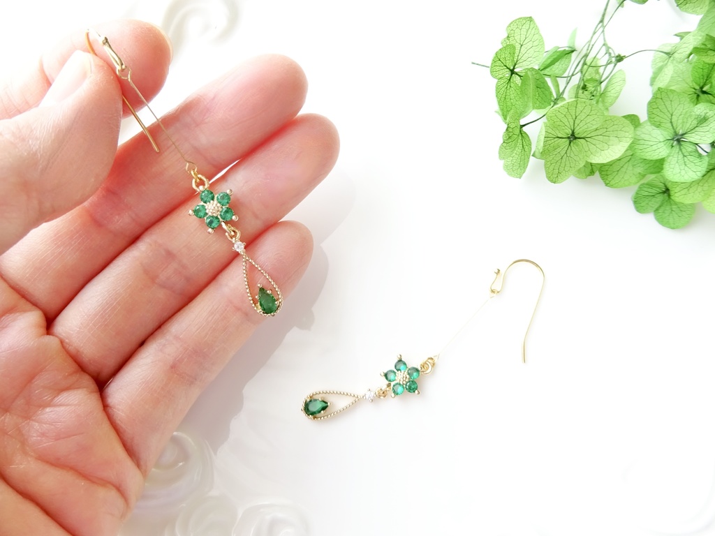 プチフラワードロップピアス・グリーン(イヤリングOK)
