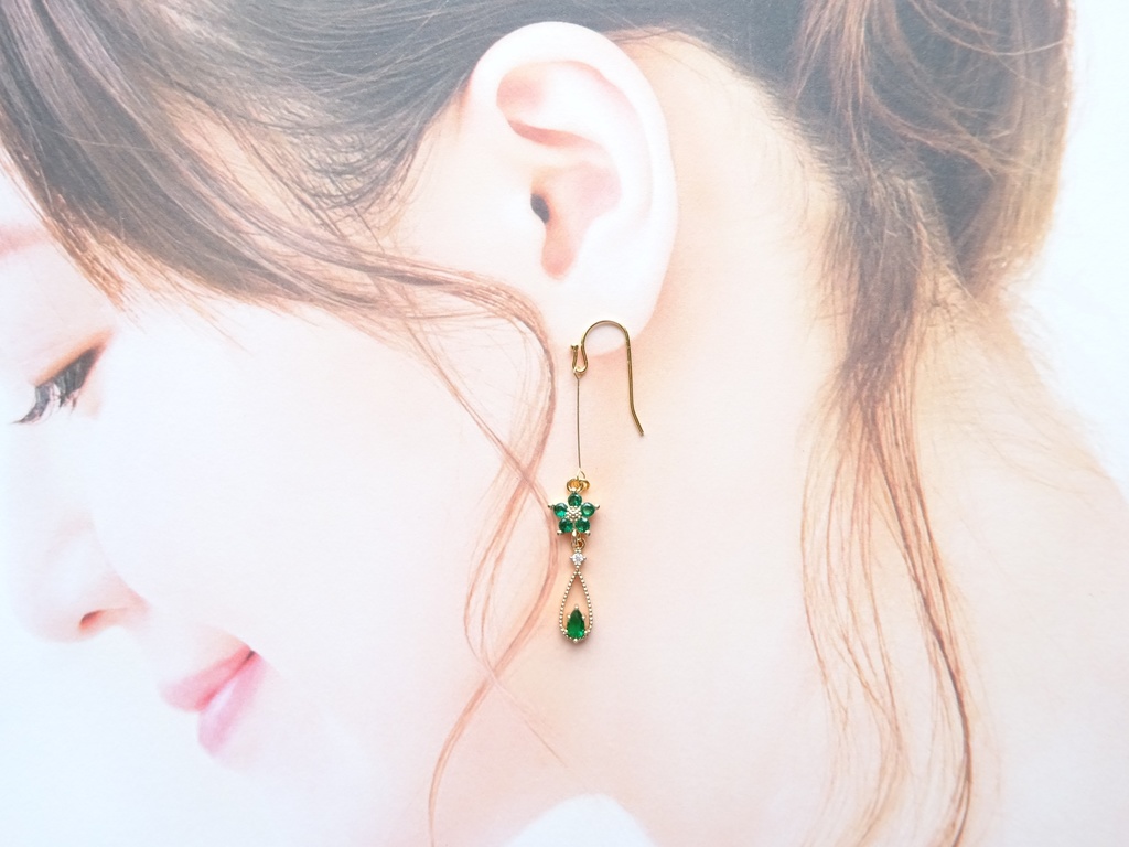 プチフラワードロップピアス・グリーン(イヤリングOK)