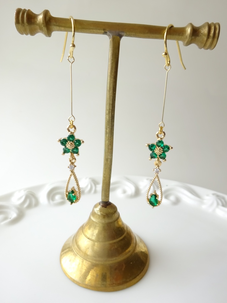 プチフラワードロップピアス・グリーン(イヤリングOK)