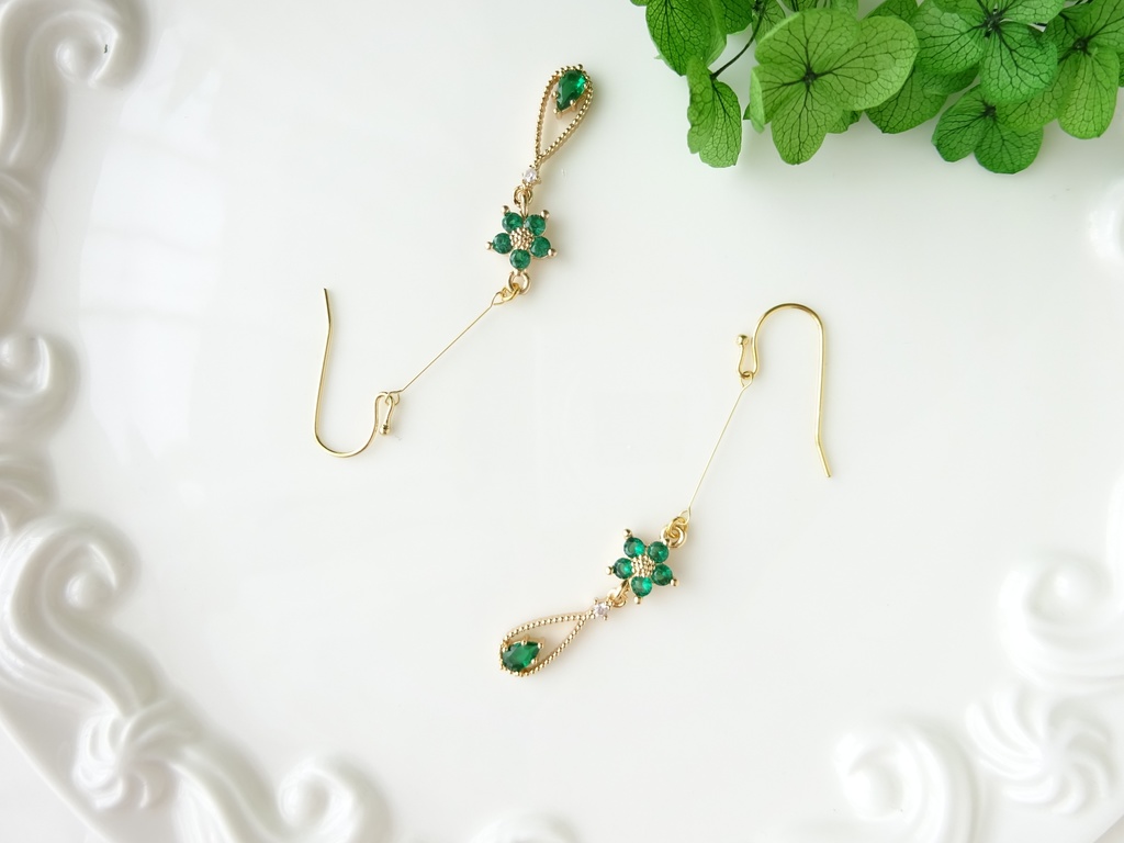 プチフラワードロップピアス・グリーン(イヤリングOK)