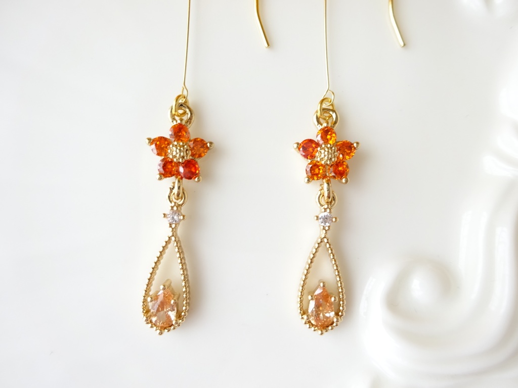 プチフラワードロップピアス・オレンジ(イヤリングOK)