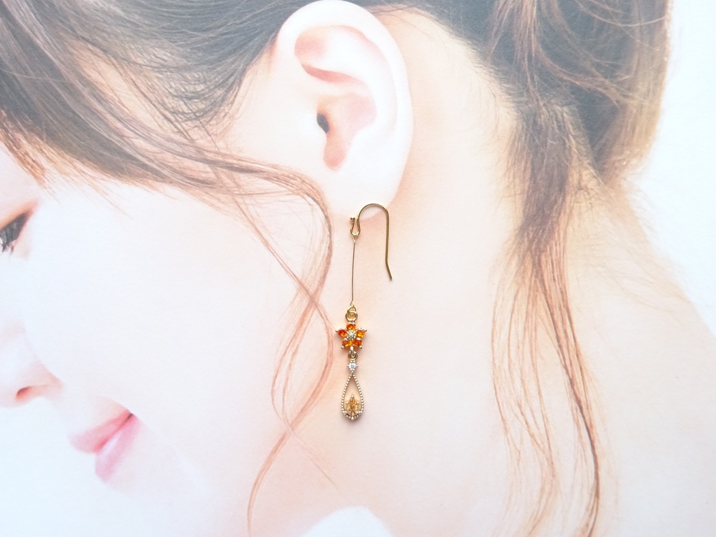 プチフラワードロップピアス・オレンジ(イヤリングOK)