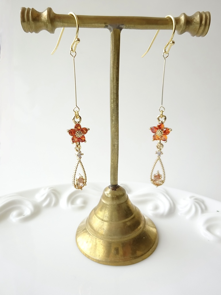 プチフラワードロップピアス・オレンジ(イヤリングOK)