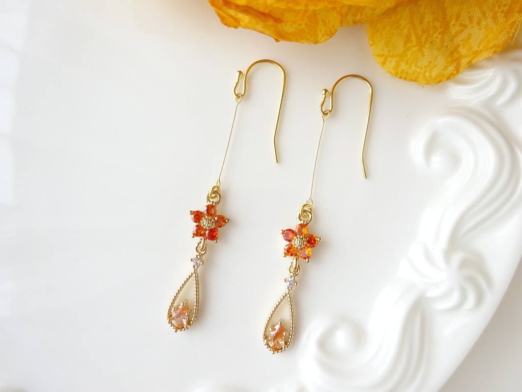 プチフラワードロップピアス・オレンジ(イヤリングOK)