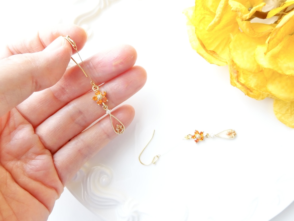プチフラワードロップピアス・オレンジ(イヤリングOK)