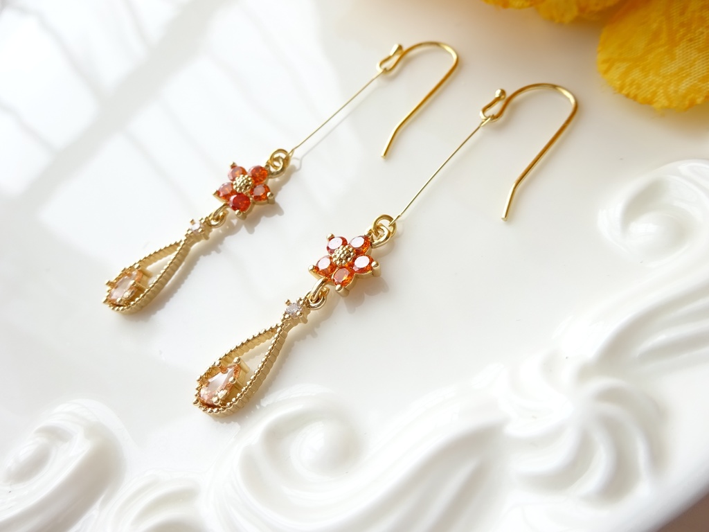 プチフラワードロップピアス・オレンジ(イヤリングOK)