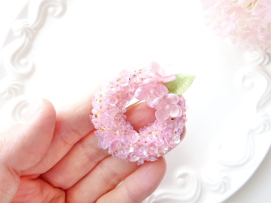 桜色の紫陽花のリースブローチ