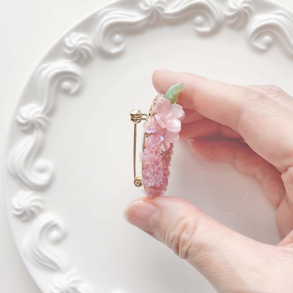桜色の紫陽花のリースブローチ