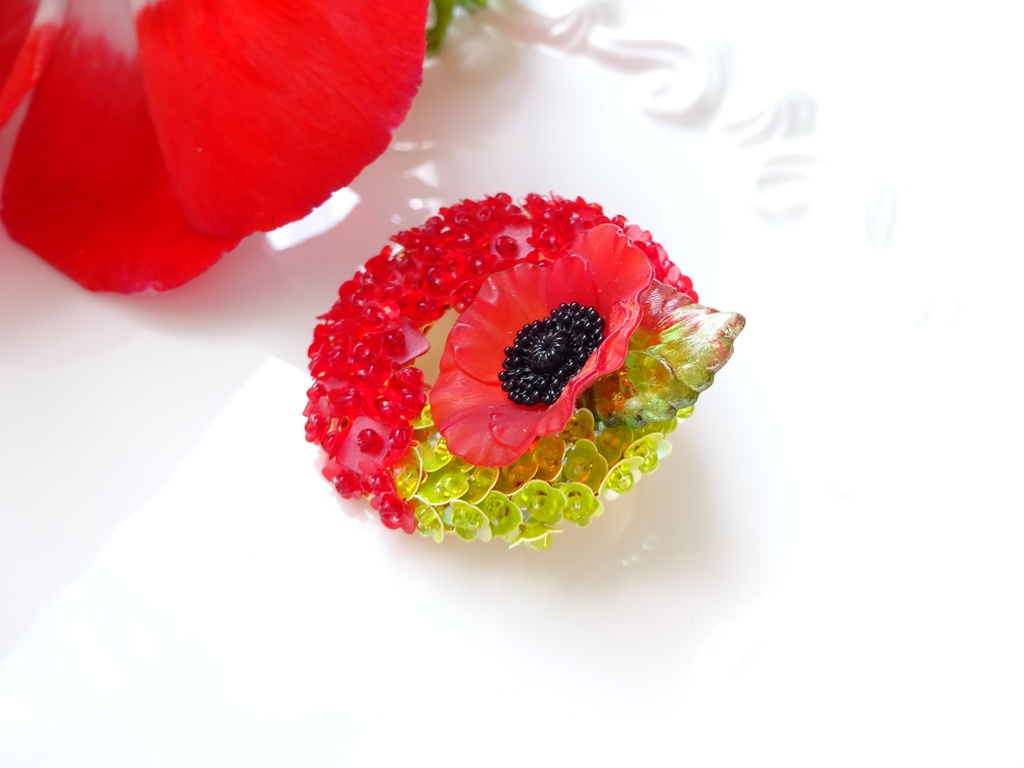 赤いポピーのリースブローチ