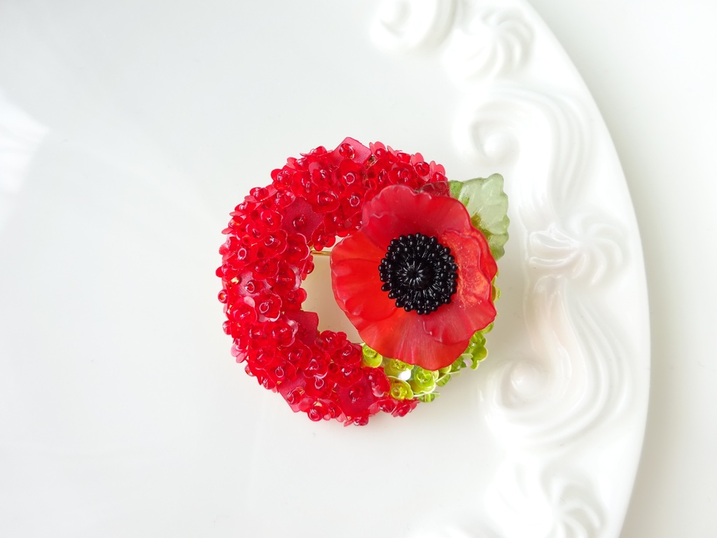 赤いポピーのリースブローチ
