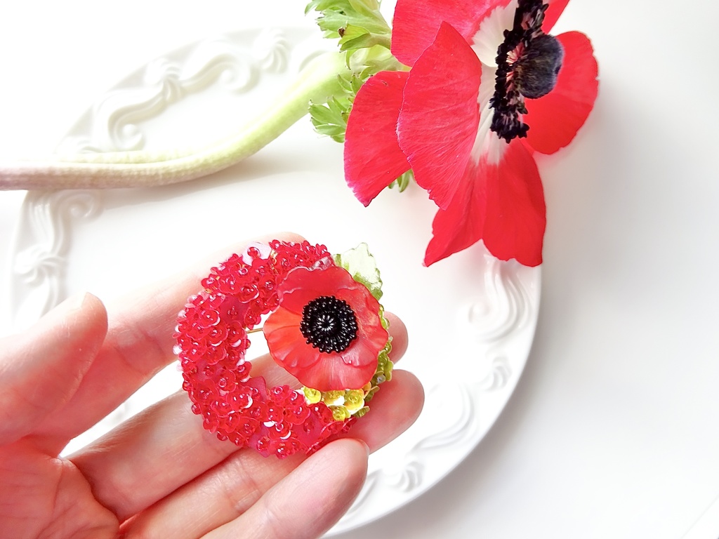 赤いポピーのリースブローチ