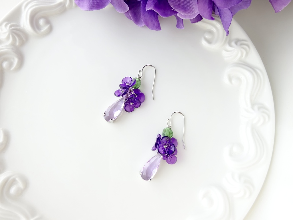 スミレの花瓶ピアス(イヤリングOK)