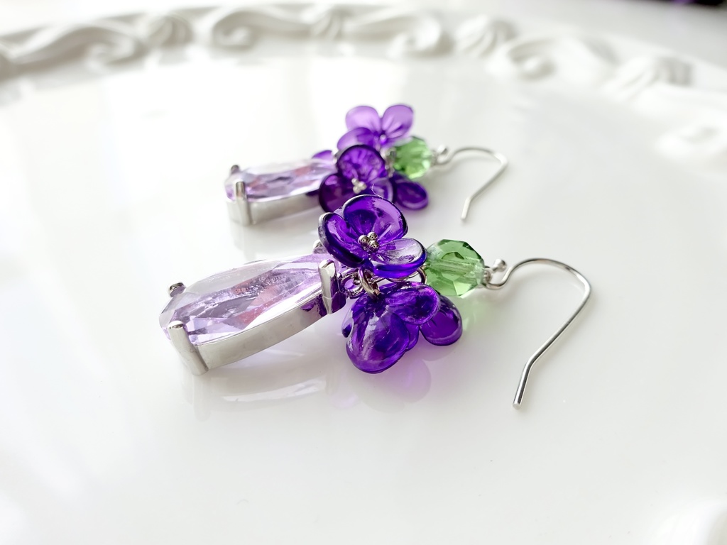 スミレの花瓶ピアス(イヤリングOK)