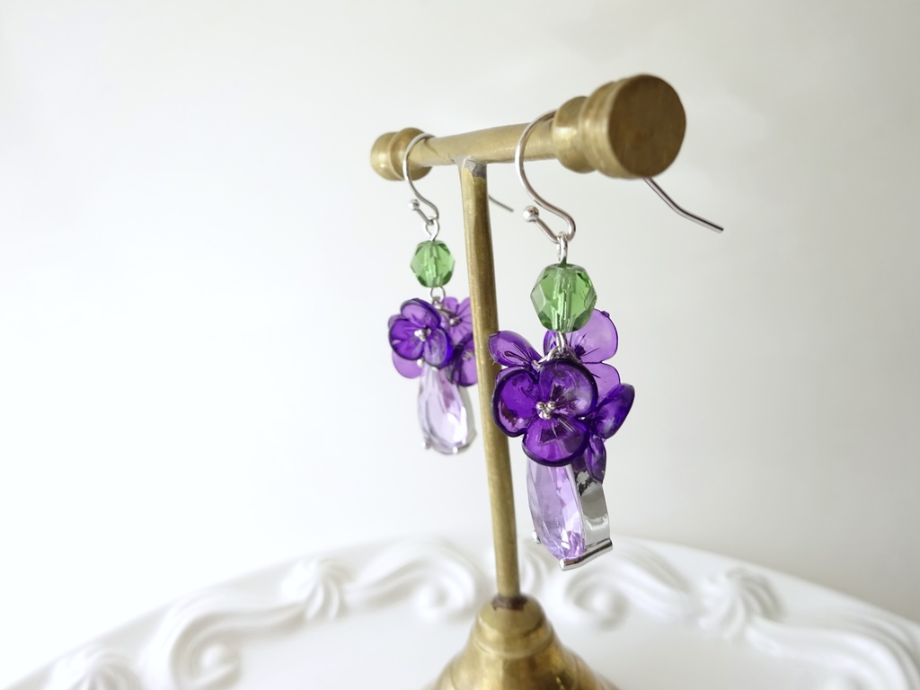 スミレの花瓶ピアス(イヤリングOK)