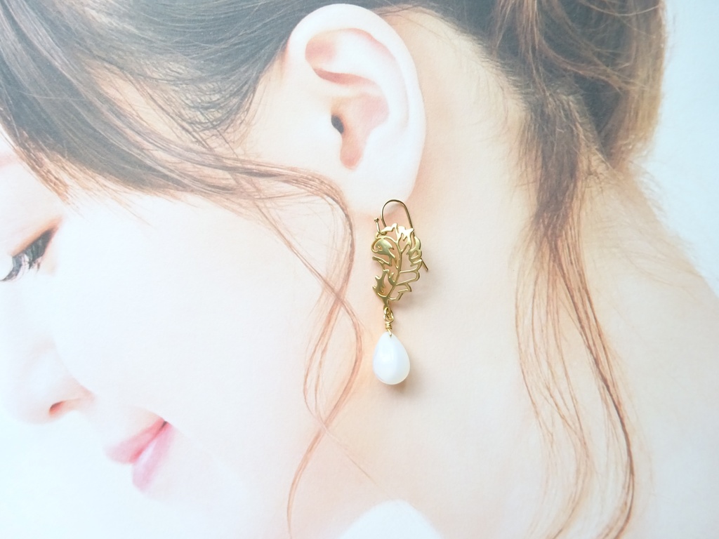 金の羽・ホワイト ピアス