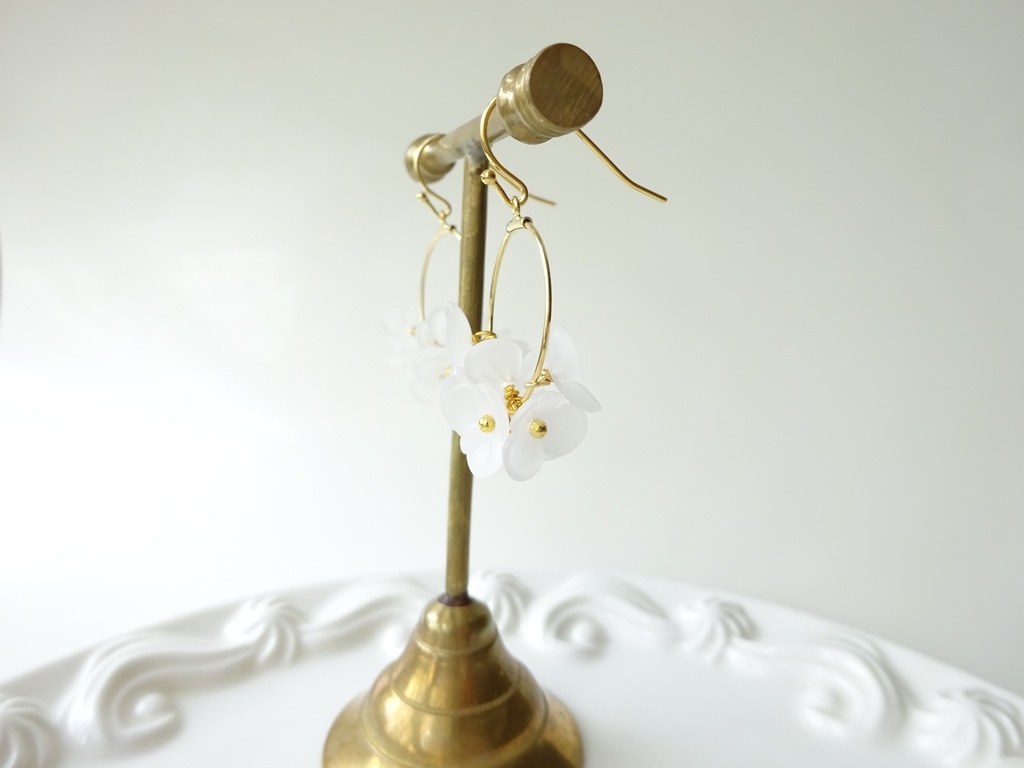 花ゆらピアス・ホワイトフロスト(イヤリングOK)