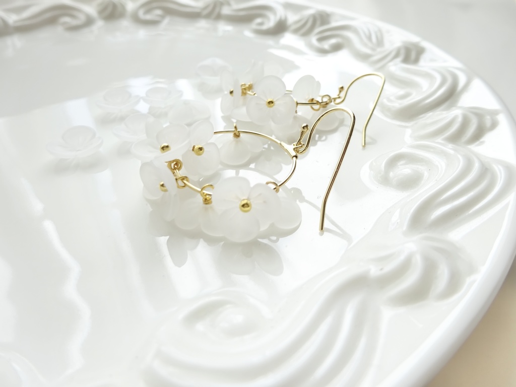 花ゆらピアス・ホワイトフロスト(イヤリングOK)