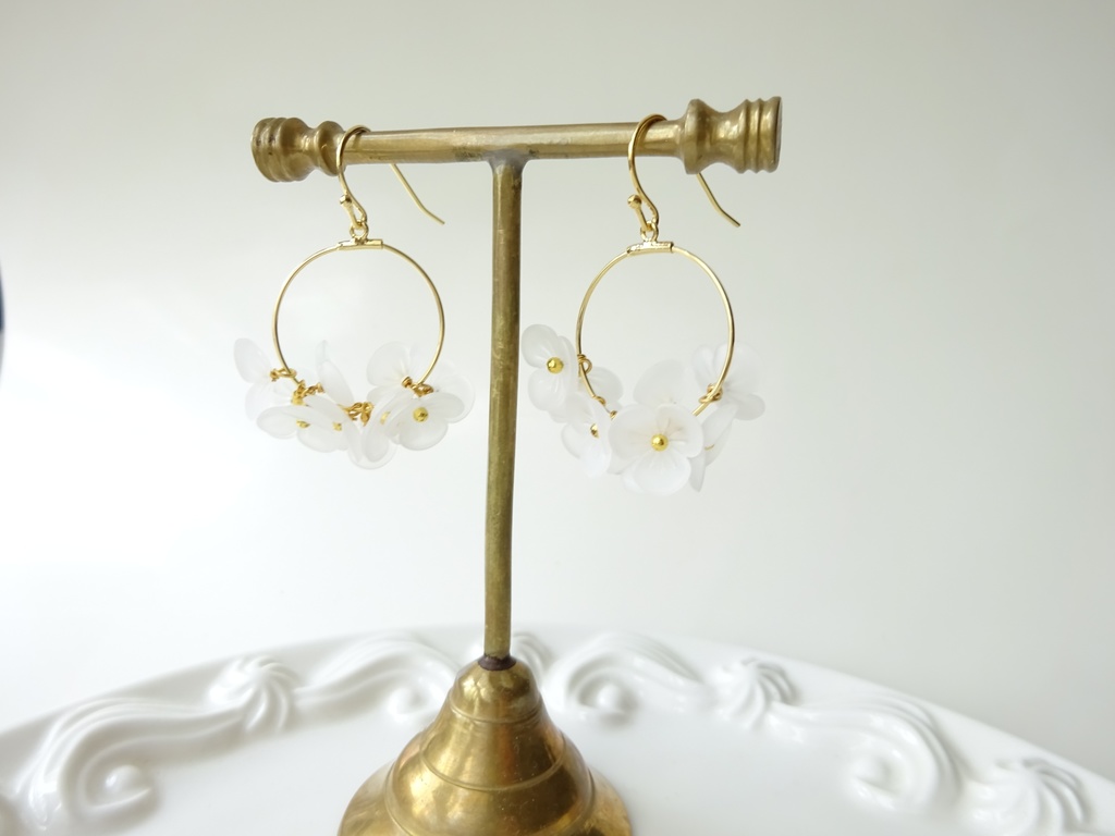 花ゆらピアス・ホワイトフロスト(イヤリングOK)