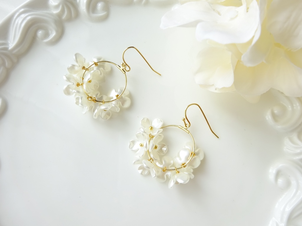 花ゆらピアス・こでまり(イヤリングOK)