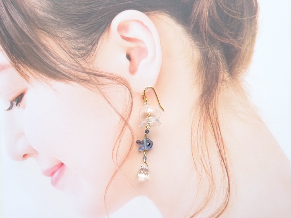 片耳用)風鈴風のガラスの金魚鉢ピアス(イヤリングOK)