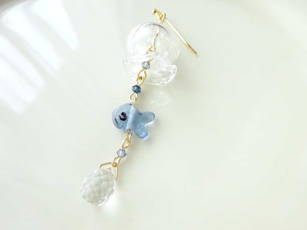 片耳用)風鈴風のガラスの金魚鉢ピアス(イヤリングOK)