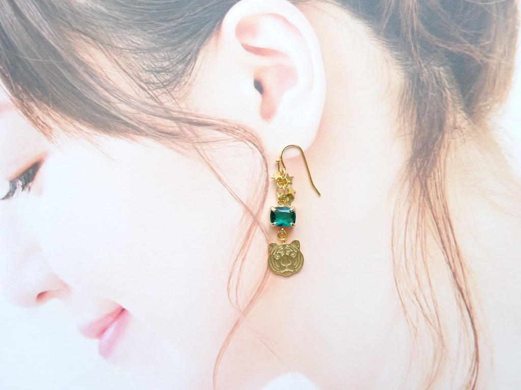 星をみる虎 ピアス(イヤリングOK)