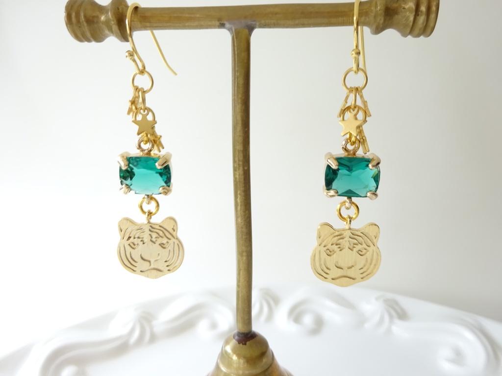 星をみる虎 ピアス(イヤリングOK)