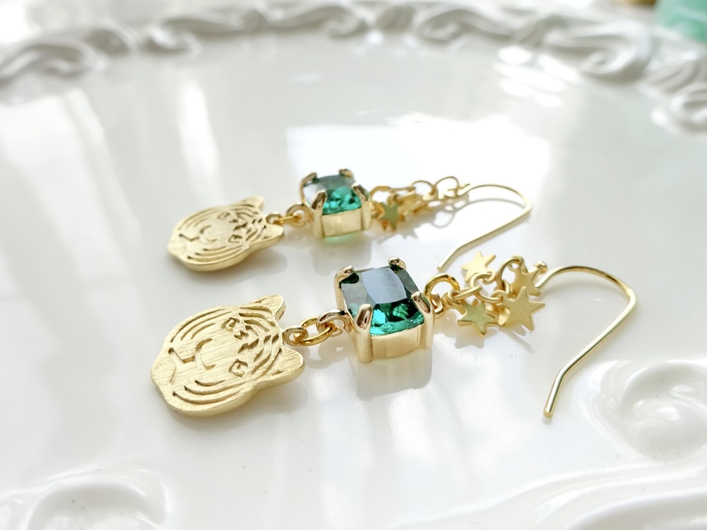 星をみる虎 ピアス(イヤリングOK)