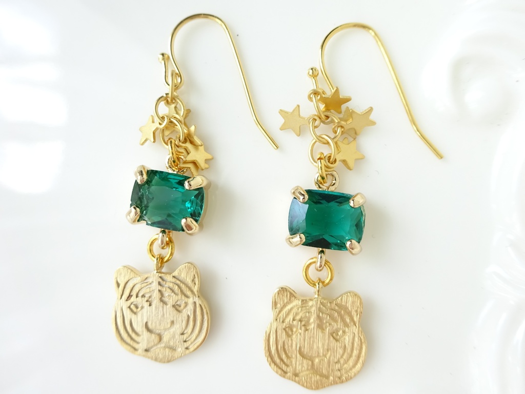 星をみる虎 ピアス(イヤリングOK)