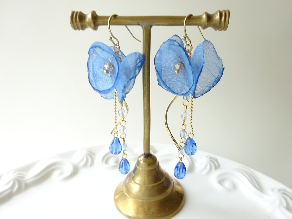 ブルーポピーブーケのピアス(イヤリングOK)