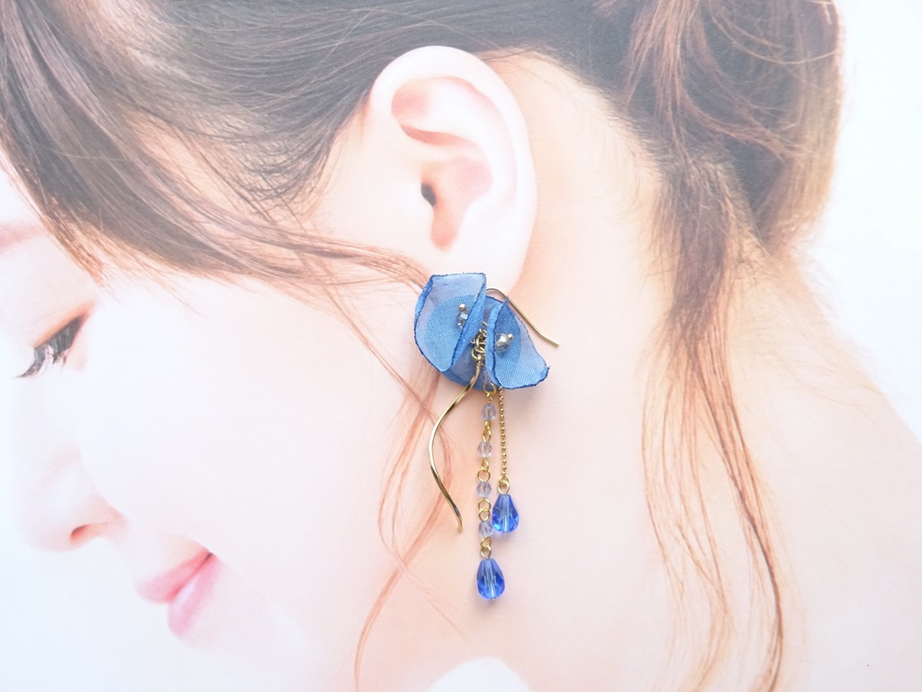 ブルーポピーブーケのピアス(イヤリングOK)