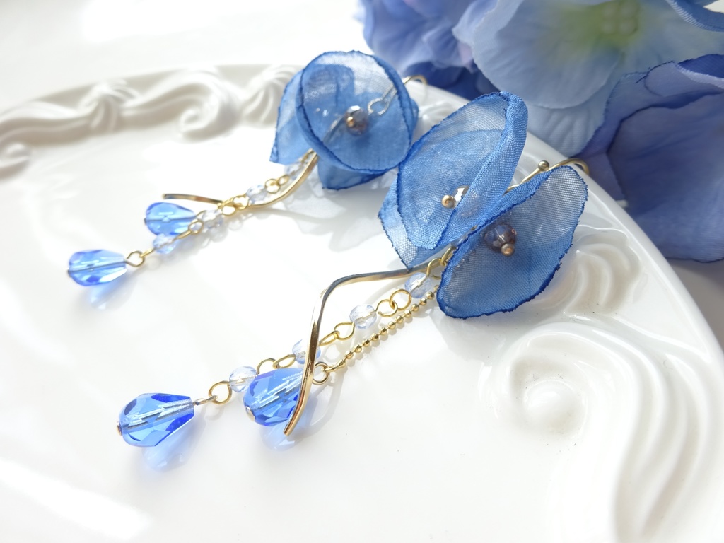 ブルーポピーブーケのピアス(イヤリングOK)