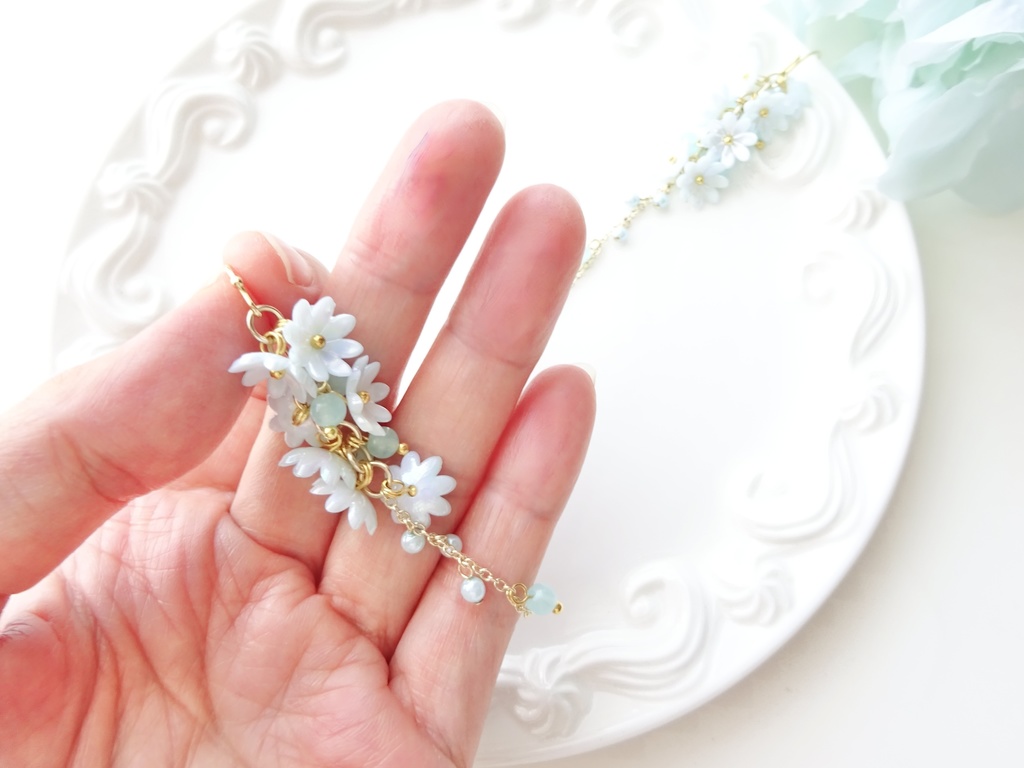 ひな菊ロングブーケピアス・ミントグリーン(イヤリングOK)