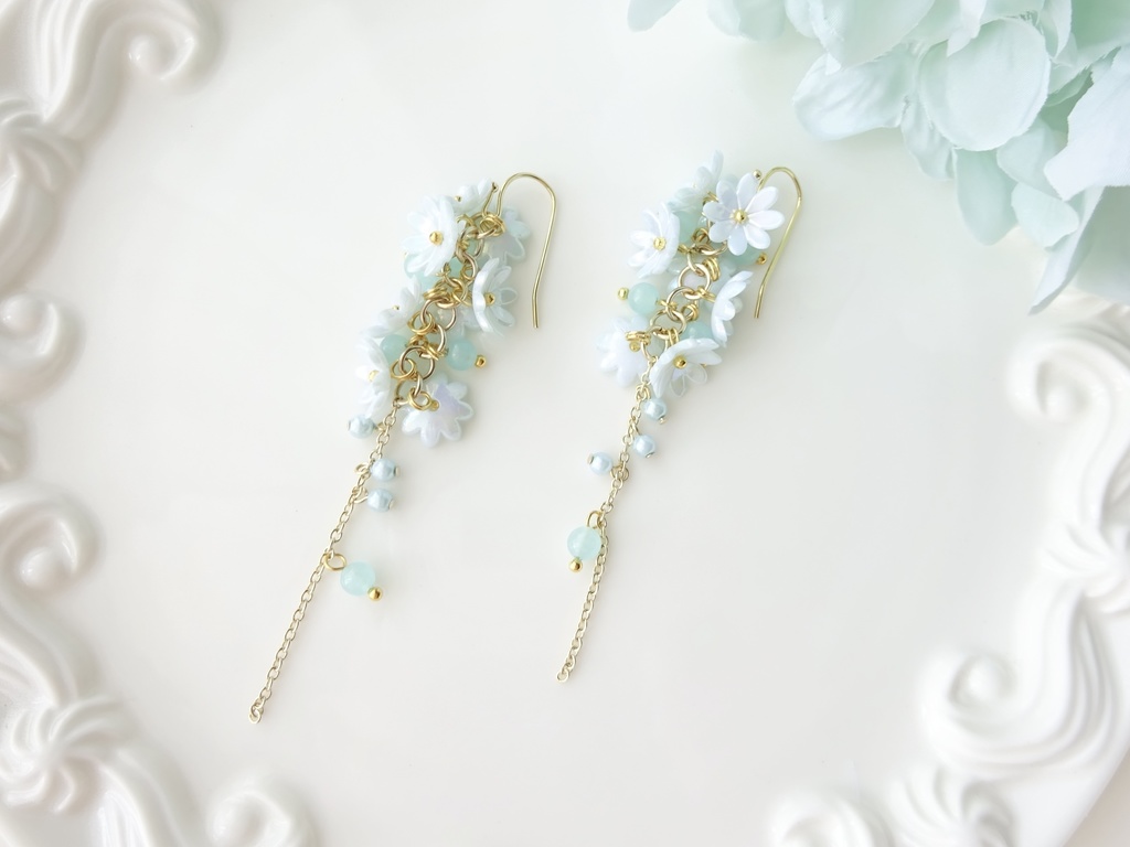 ひな菊ロングブーケピアス・ミントグリーン(イヤリングOK)