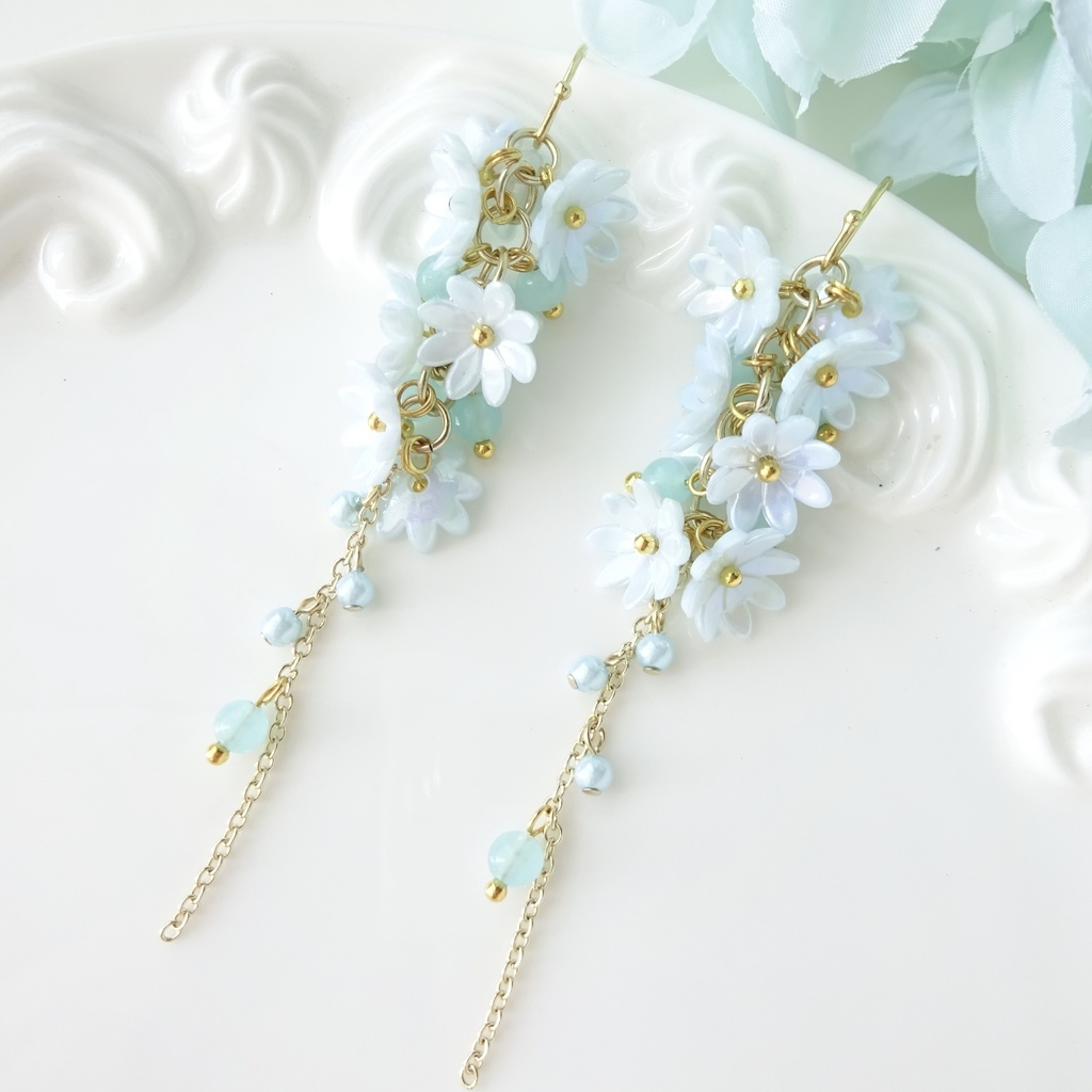 ひな菊ロングブーケピアス・ミントグリーン(イヤリングOK)