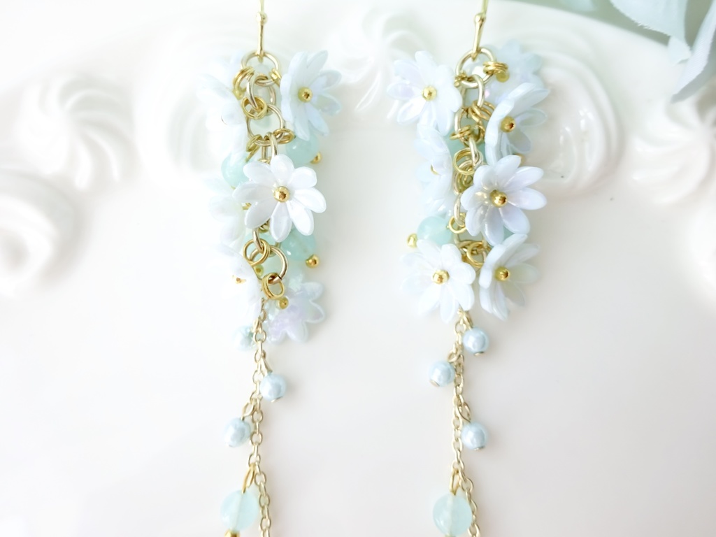 ひな菊ロングブーケピアス・ミントグリーン(イヤリングOK)