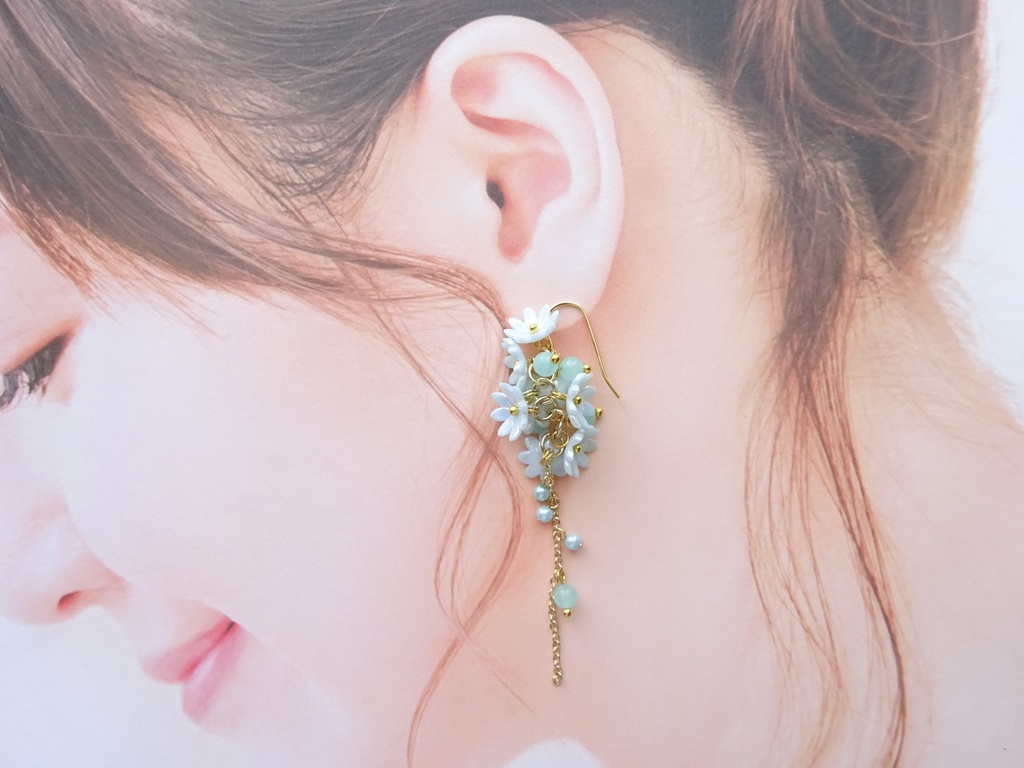 ひな菊ロングブーケピアス・ミントグリーン(イヤリングOK)