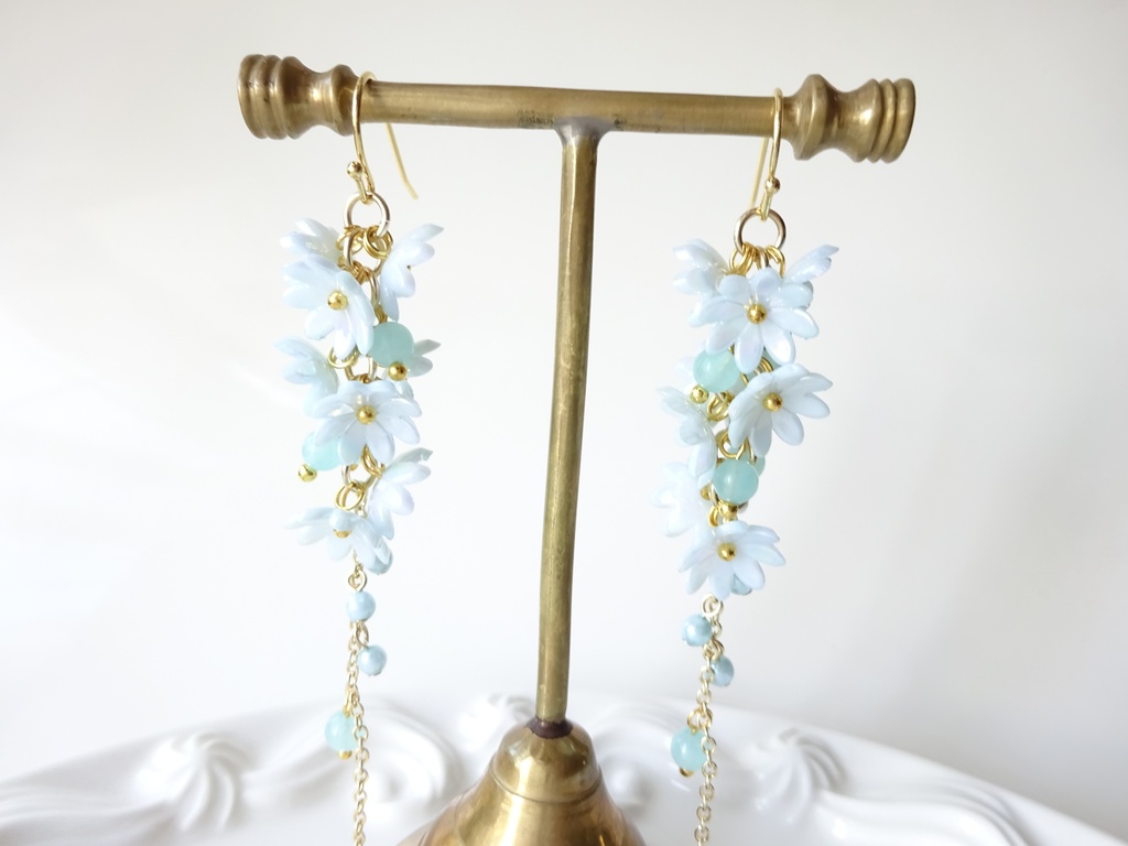 ひな菊ロングブーケピアス・ミントグリーン(イヤリングOK)