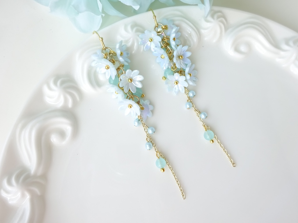 ひな菊ロングブーケピアス・ミントグリーン(イヤリングOK)